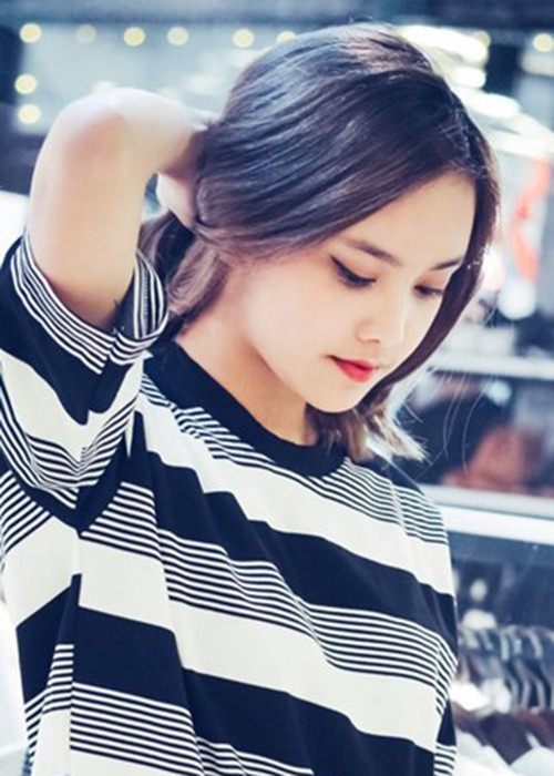 Tố Như là cô sinh viên Đại học Kinh tế Quốc Dân có nét đẹp vừa thanh lịch vừa hiện đại.