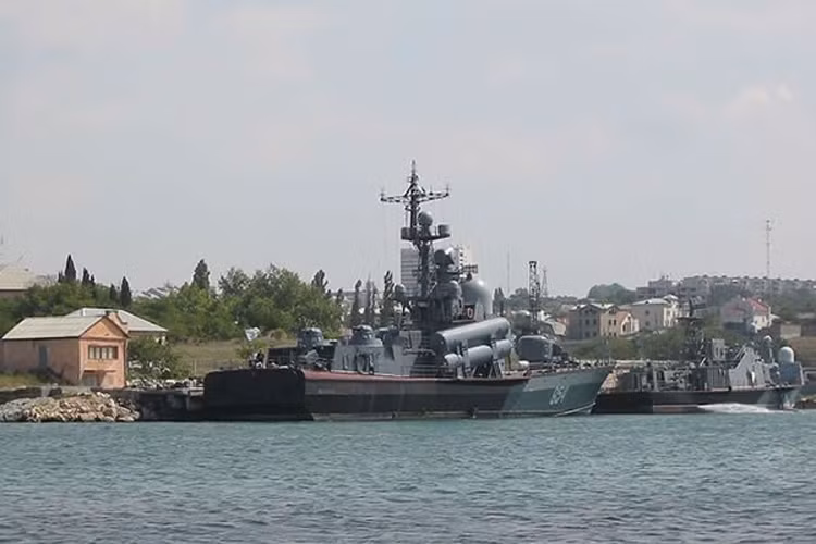 Bãi biển Schitovaya Bukhta, Nga: Schitovaya Bukhta nổi tiếng là một trong những điểm lướt sóng tuyệt vời nhất thế giới nhưng nó được xếp vào hạng nguy hiểm bởi có rất nhiều cơ sở quân sự và cũng từng là một căn cứ hạt nhân, có thể đã bị nhiễm xạ. Do vậy, mỗi khi tới đây,du khách cần có giấy xin phép để lướt sóng. 