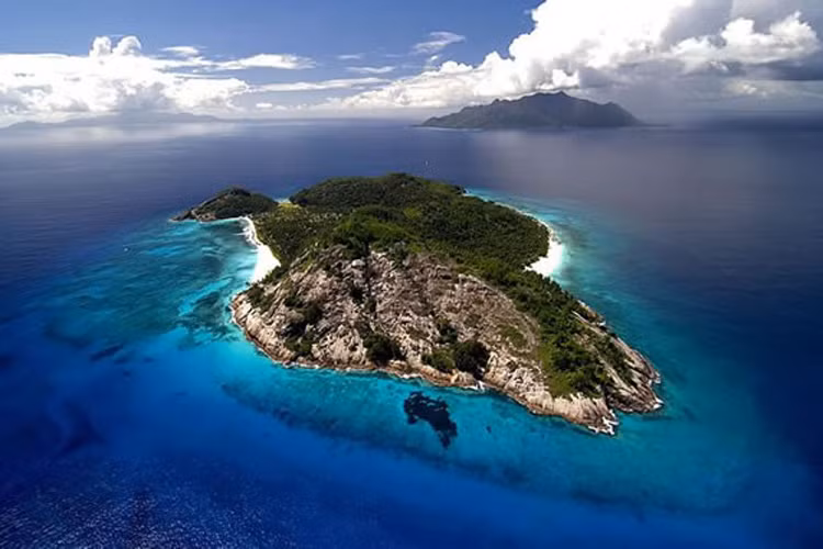 Bãi biển thuộc đảo North Sentinel, Ấn Độ: Du khách tới đây có thể gặp nguy hiểm do bị người bản địa tần công. Lý do chính là người dân địa phương không thích người lạ tới. Họ không thân thiện và đã từng có trường hợp máy bay bị bắn tên hay khách du lịch bị giết chết ở đây. 