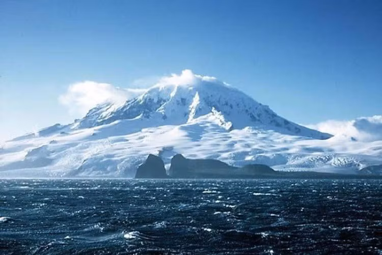 Bãi biển ở đảo Heard, Nam Cực: Hầu hết mọi người sẽ lựa chọn một bãi biển đầy nắng nhưng vẫn có một số người thích các bãi biển ở Nam Cực. Nổi tiếng nhất có lẽ là bãi biển trên đảo Heard. Tuy nhiên đáng lưu ý rằng nhiệt độ quá lạnh ở nơi đây và những con sóng luôn tiềm ẩn nhiều mối nguy hiểm. 