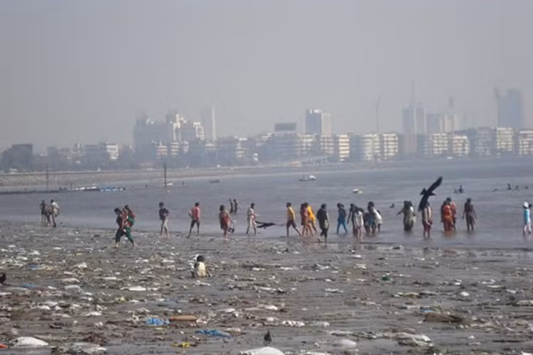 Bãi biển Chowpatty, Ấn Độ: Chowpatty là bãi tắm nổi tiếng nhất của Ấn Độ, nhưng nó cũng là một trong những bãi biển ô nhiễm nhất trên thế giới. Mỗi năm hàng nghìn người chào mừng lễ hội tượng thần Ganesha Chaturthi của người Hindu ở đây. Theo truyền thống sau khi kết thúc lễ hội, bức tượng thần sẽ được thả ra biển. 