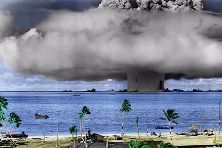 Bãi biển Bikini Atoll, quần đảo Marshall, Mỹ: Bãi biển là địa điểm lý tưởng để lặn nhưng tiềm ẩn rất nhiều nguy hiểm. Đây là vùng có nhiều cá mập hoạt động và cũng từng là nơi thử vũ khí hạt nhân từ năm 1946 đến năm 1958. 