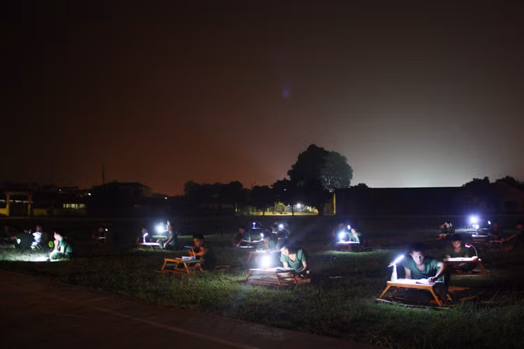 Bat ngo truoc canh huan luyen si quan chinh tri Viet Nam-Hinh-10