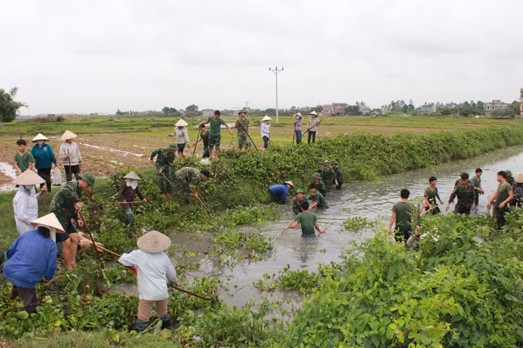 Bat ngo truoc canh huan luyen si quan chinh tri Viet Nam-Hinh-12