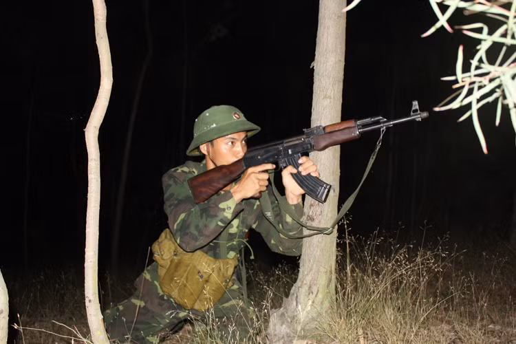 Bat ngo truoc canh huan luyen si quan chinh tri Viet Nam-Hinh-6