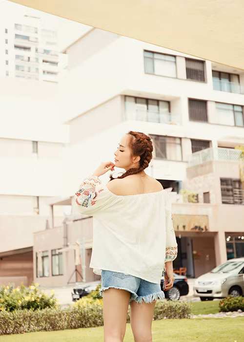 Quỳnh Nga trông trẻ trung hơn so với tuổi U30 khi chọn phong cách thời trang Hàn Quốc. 