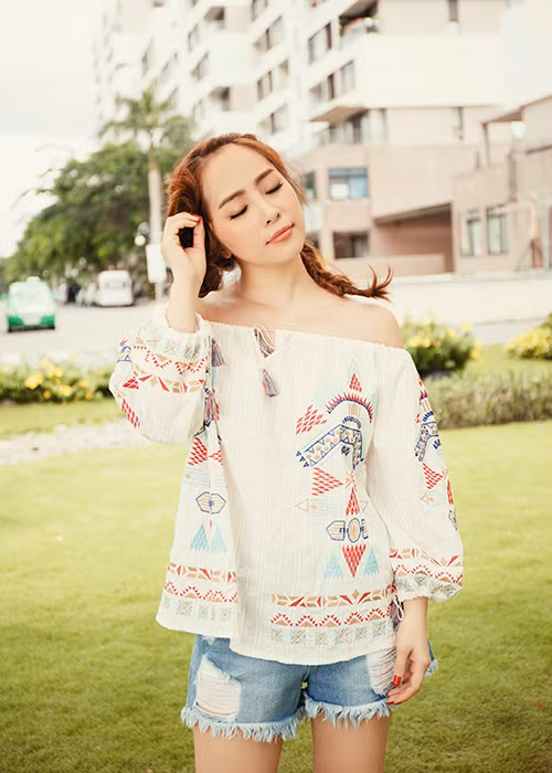 Trong bộ ảnh mới, Quỳnh Nga lăng xê khá nhiệt tình xu hướng áo trễ vai vốn khá quen thuộc năm nay. 