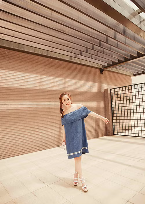 Mới đây, Quỳnh Nga đã gửi đến người hâm mộ bộ ảnh thời trang xuống phố. 