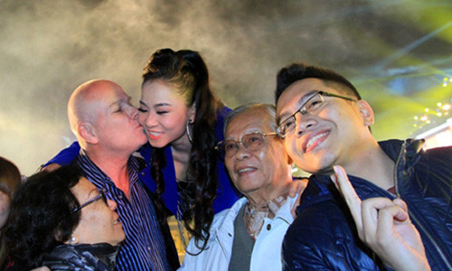 Truoc song gio, vo chong Thu Minh the hien tinh cam the nay day!-Hinh-4