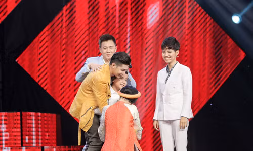 Cau be dan ca khien giam khao The Voice Kids phat cuong