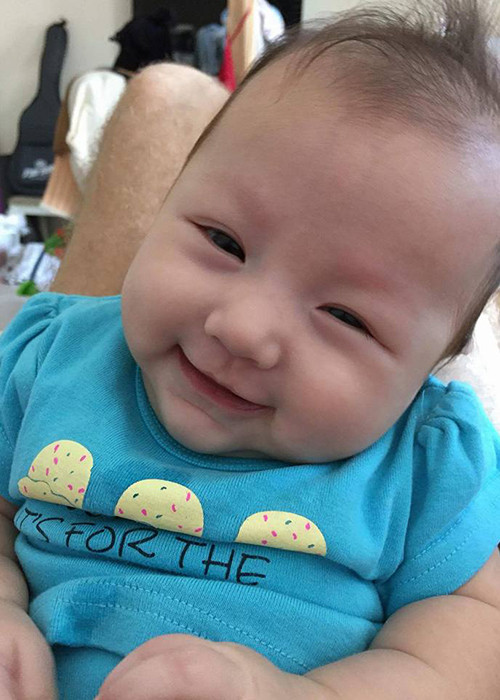 Bé Kuru rất hay cười, đặc biệt khi được bố mẹ chụp hình. 