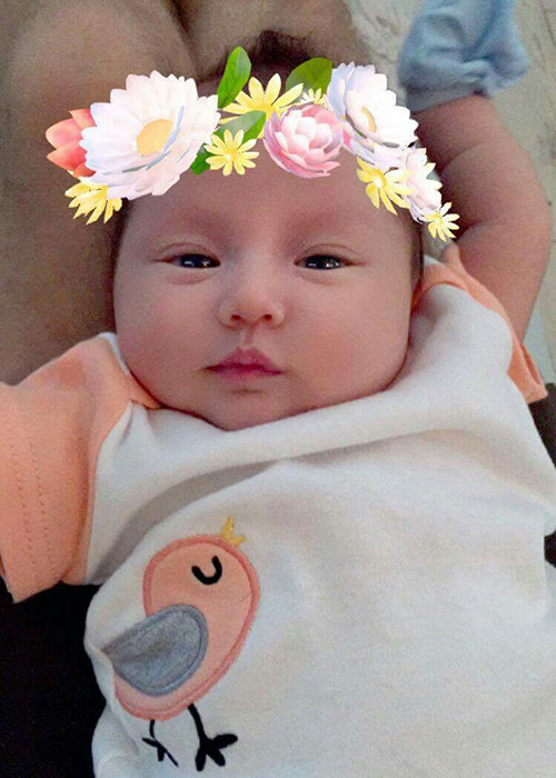 Bé Ailani sở hữu những nét đẹp của cả bố lẫn mẹ. Cô nhóc có làn da trắng trẻo, chiếc mũi cao và đôi mắt hai mí. 