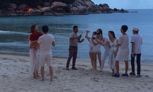 Phia Ho Ngoc Ha phu nhan nu ca si duoc cau hon-Hinh-4