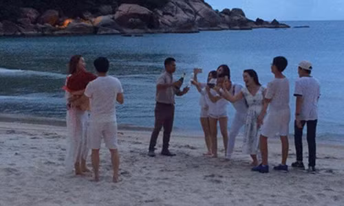 Phia Ho Ngoc Ha phu nhan nu ca si duoc cau hon-Hinh-4