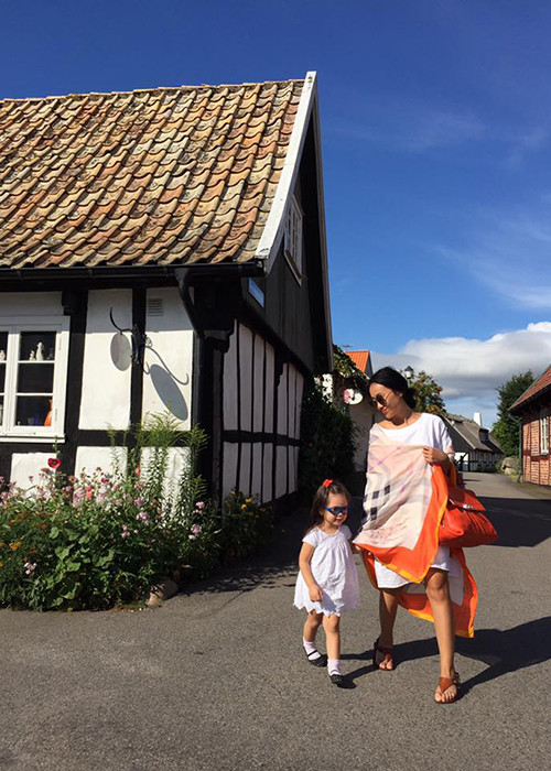 Khi theo mẹ dạo chơi vào một ngày đầy nắng, con gái Đoan Trang diện váy trắng và trông xinh xắn như cô công chúa nhỏ. 