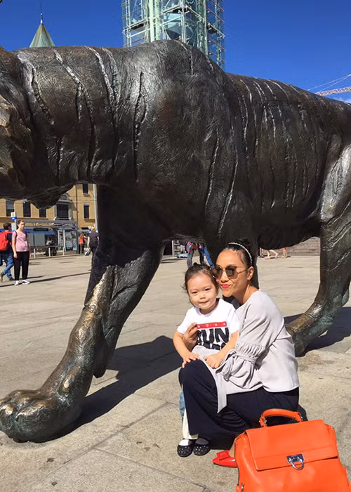 Trước khi đến Thụy Điển để thăm nhà nội, con gái Đoan Trang đã theo mẹ đi du lịch ở Na Uy. 