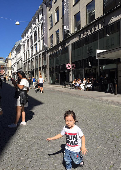 Bé Sol tỏ ra rất hào hứng trong chuyến khám phá thành phố cảng xinh đẹp của Na Uy. 