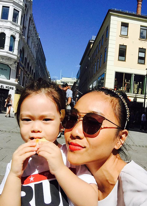 Giọng ca “Socola” và bé Sol vui vẻ xuống phố dạo chơi và khám phá Oslo, thủ đô của Na Uy. 