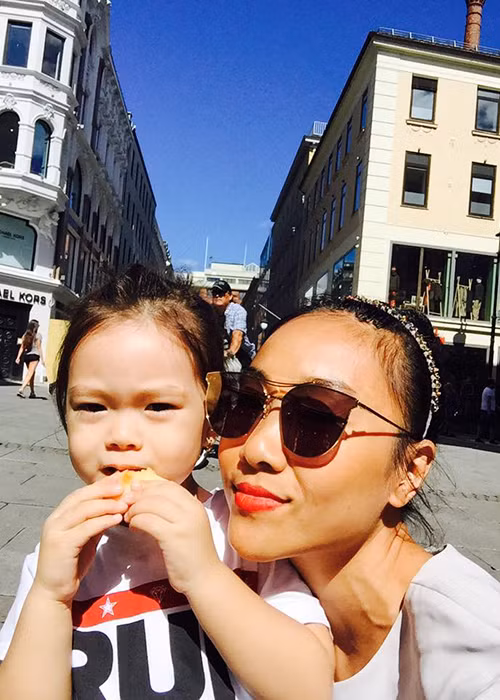 Giọng ca “Socola” và bé Sol vui vẻ xuống phố dạo chơi và khám phá Oslo, thủ đô của Na Uy. 