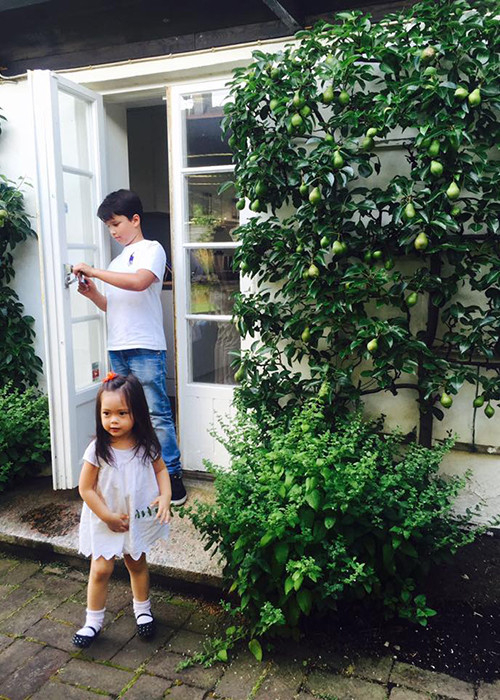 Bé Sol hiện đã được hơn 2 tuổi. Cô nhóc đốn tim nhiều người với vẻ lai Tây vô cùng dễ thương. 