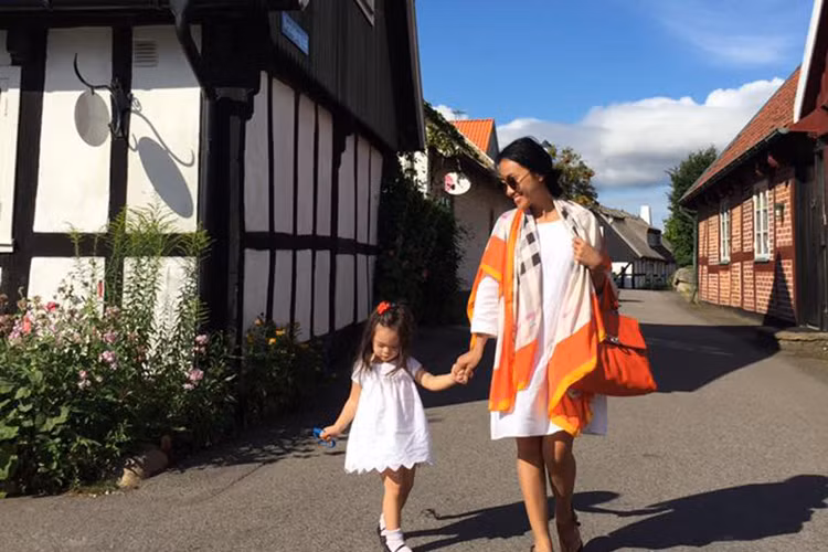 Nữ ca sĩ Đoan Trang vừa dẫn cô con gái đầu lòng tên Sol về thăm nhà nội ở Thụy Điển. Trên trang cá nhân, giọng ca “Soloca” chia sẻ một số hình ảnh của mình bên con gái ở quê chồng. 