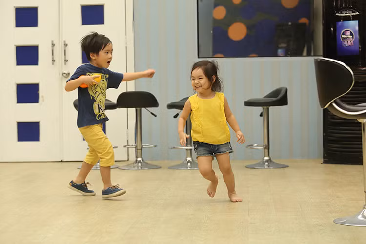 Hai nhóc tì nhà Lý Hải - Minh Hà khá hiếu động.