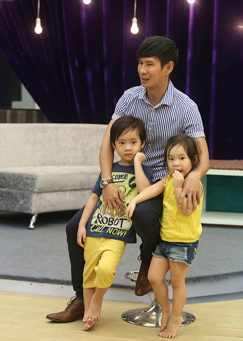 Được biết, đây lần đầu tiên được hai anh em Rio và Cherry được theo chân bố đến Học viện danh hài.