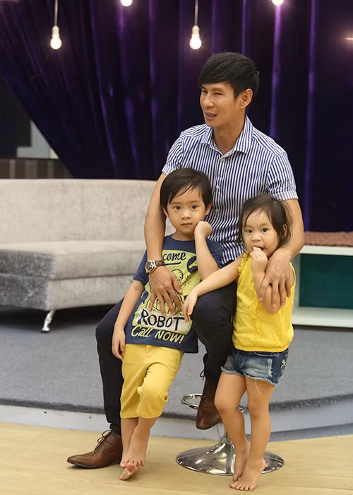 Được biết, đây lần đầu tiên được hai anh em Rio và Cherry được theo chân bố đến Học viện danh hài.