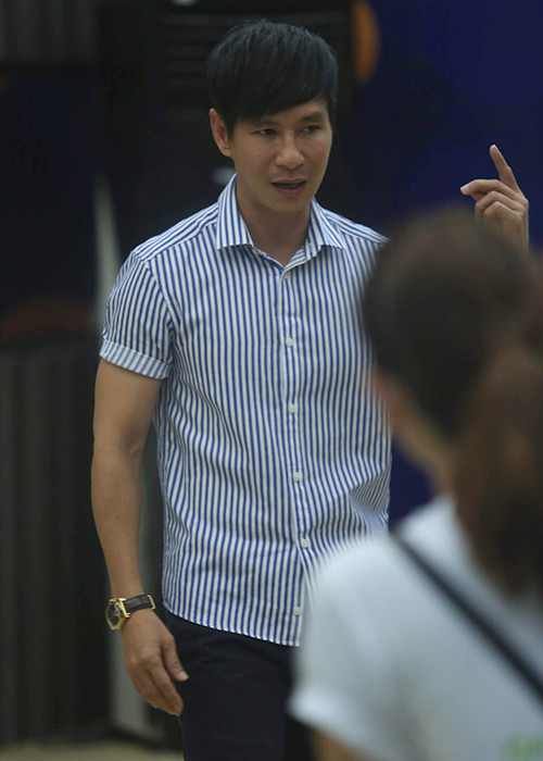 Anh cũng chỉ rõ khuyết điểm trong tiết mục tuần trước của các nhóm.