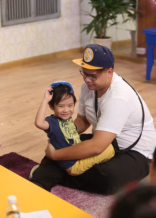 Tuy không có bố ở bên cạnh nhưng hai anh em vẫn rất ngoan ngoãn.