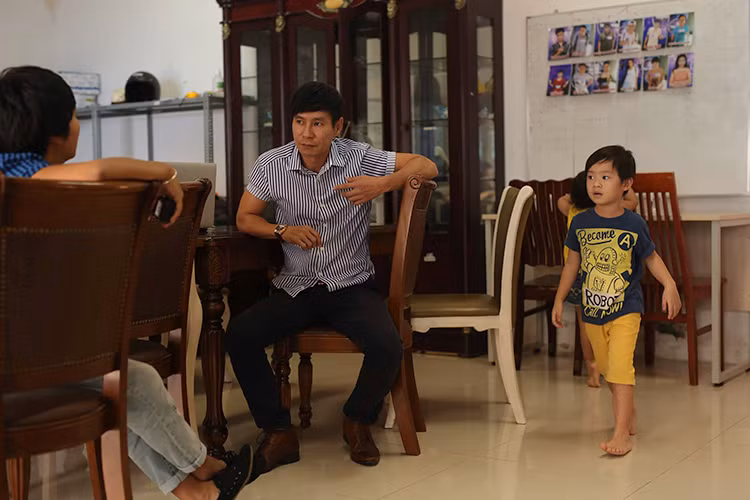 Chiều ý các con, nam đạo diễn phim “Lật mặt” dắt theo hai nhóc tì này đến trường quay Học viện danh hài.