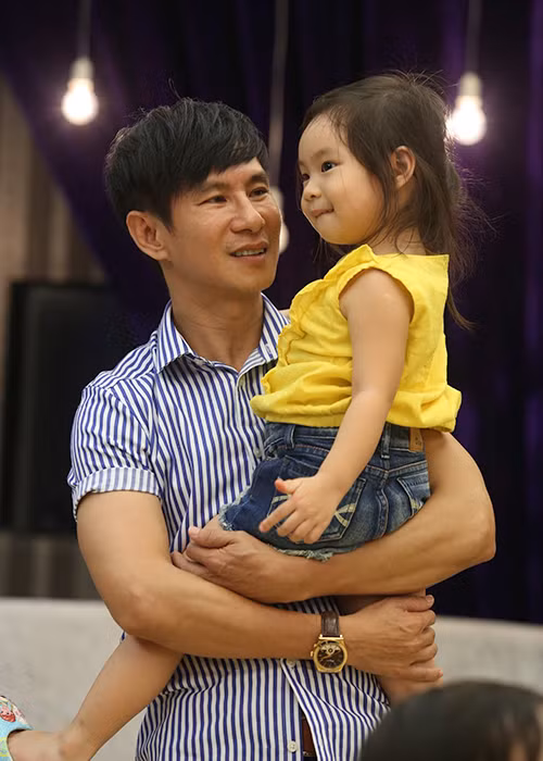 Lý Hải chăm sóc tận tình cho hai thiên thần nhỏ của mình ở Học viện danh hài.