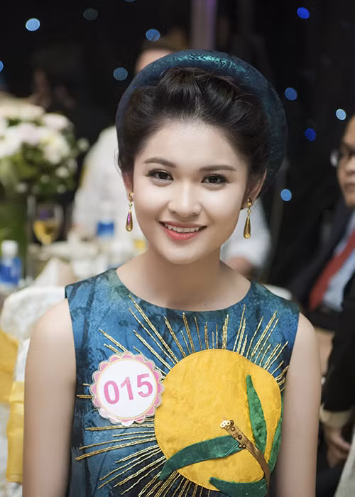 Á hậu 9x còn được xem là một trong những thí sinh Hoa hậu Việt Nam 2016 giỏi ngoại ngữ. Ở cuộc thi, Thùy Dung từng tự tin phỏng vấn một thầy giáo nước ngoài. 