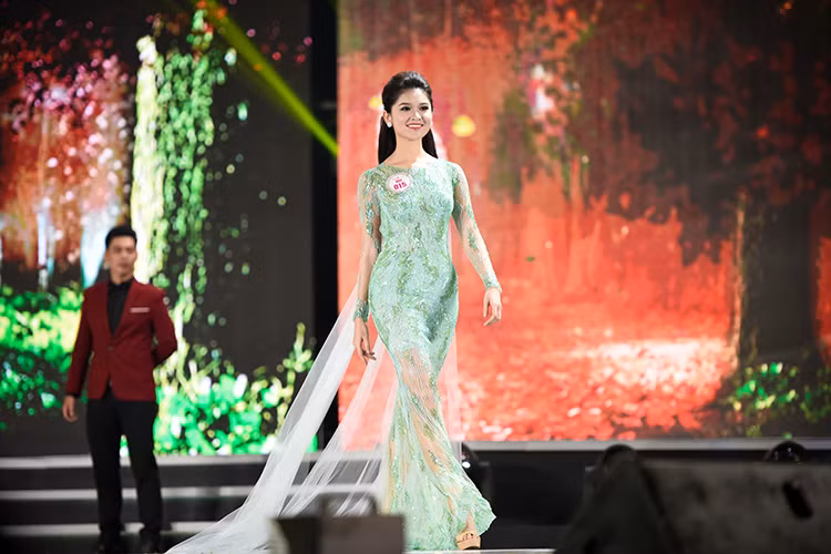 Huỳnh Thị Thùy Dung vừa giành được danh hiệu Á hậu 2 cuộc thi Hoa hậu Việt Nam 2016. Dù không đăng quang ngôi vị cao nhất nhưng cô gái 9x này vẫn gây chú ý. 