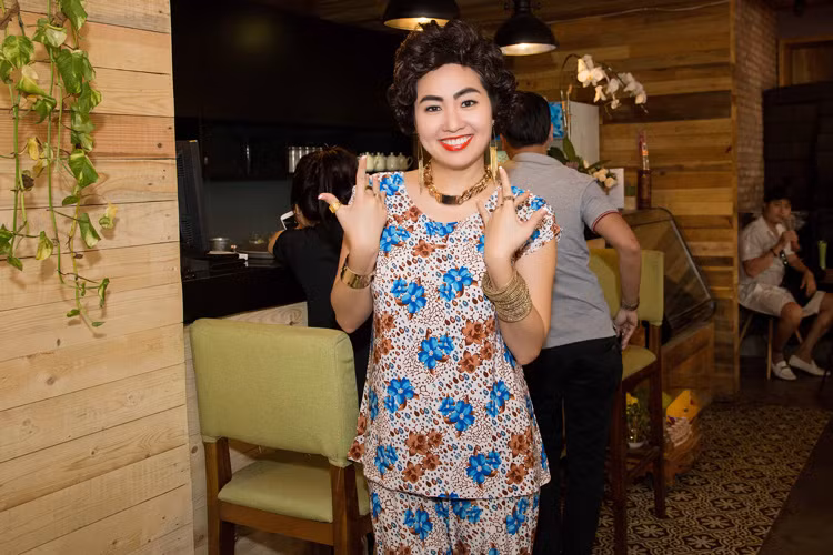 Mới đây, diễn viên Lê Khánh nhận lời làm khách mời của chương trình “Cây cọ vàng” do chuyên gia trang điểm Phúc Nghĩa làm giám khảo. 