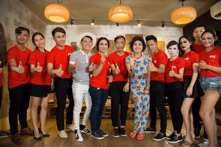 Cuối năm 2014, Lê Khánh kết hôn với mối tình hơn 10 năm là nam diễn viên Tuấn Khải. Hiện tại, cặp đôi đang tận hưởng cuộc sống hạnh phúc bên nhau.