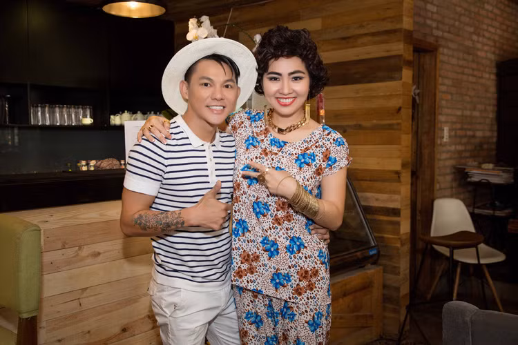 Lê Khánh và chuyên gia trang điểm Phúc Nghĩa vốn có mối quan hệ khá thân thiết. 