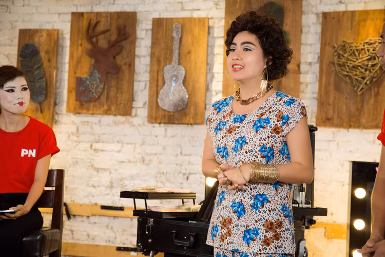 Trong tạo hình cô gái đeo vòng vàng với phong cách ấn tượng, Lê Khánh xuất hiện trong sự bất ngờ của các học viên của chương trình “Cây cọ vàng”. 