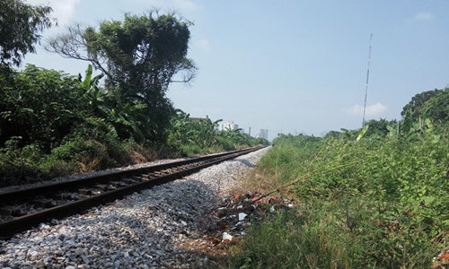 Khu Niên và Doanh tạo hiện trường giả tại nạn giao thông đường sắt. Ảnh: Hoàng Lam.
