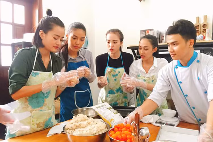 Lan Khuê và các học trò hào hứng tự tay làm những chiếc bánh để tặng các em nhỏ gặp nhiều thiệt thòi.