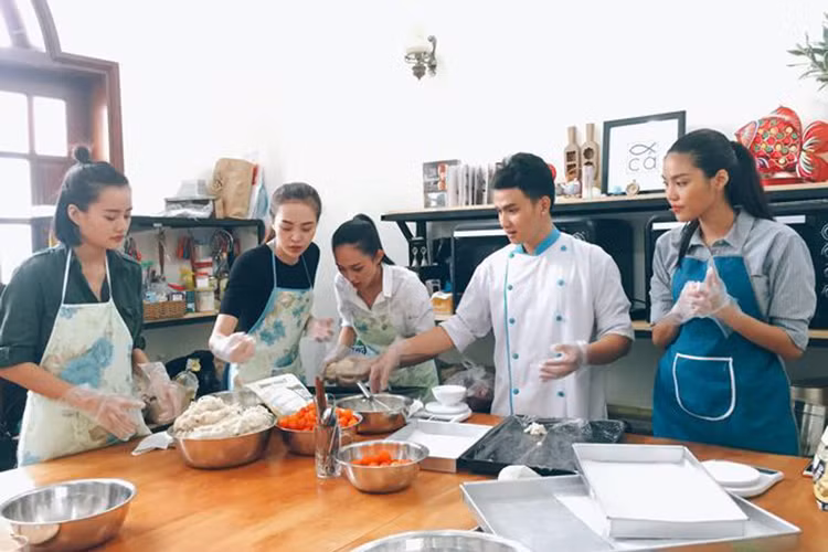 Ngoài Bảo Ngọc, các thành viên còn lại của team Lan Khuê gồm: Mai Ngô, Thu Hiền và Kim Chi đều tham gia hoạt động.