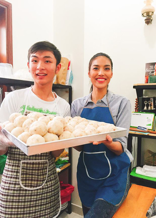 Nữ huấn luyện viên của The Face khoe thành quả của team sau buổi làm bánh tặng trẻ em khi Tết Trung Thu đang cận kề.