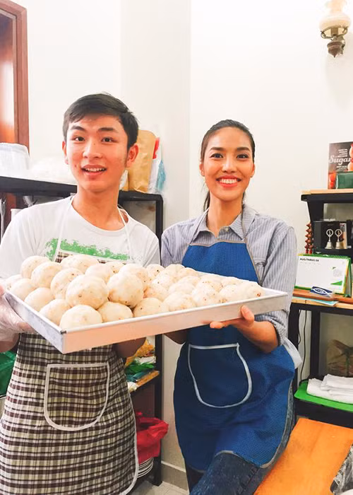 Nữ huấn luyện viên của The Face khoe thành quả của team sau buổi làm bánh tặng trẻ em khi Tết Trung Thu đang cận kề.