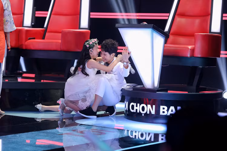 Khi được giọng ca nhí đầy tiềm năng này ôm chầm lấy mình để bày tỏ về đội, ca sĩ Vũ Cát Tường vô cùng vui mừng trong khi hai giám khảo còn lại tỏ ra đầy tiếc nuối. 