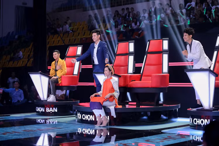 Đông Nhi lại “khoe” thành tích của mình để thuyết phục bé về đội: từng thi đạt 10 điểm môn opera ở nhạc viện thành phố, á khoa khoa Thanh nhạc chuyên hát opera. 