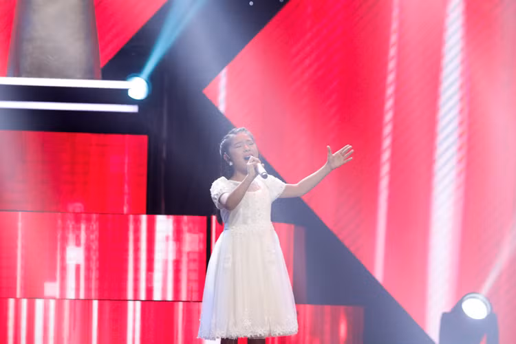 Dàn ban giám khảo còn cùng tranh giành Lê Khánh Linh - cô bé đến từ Thanh Hóa đã đưa khán giả chìm lắng vào giai điệu nhẹ nhàng của ca khúc “Tôi mơ một giấc mơ”. 