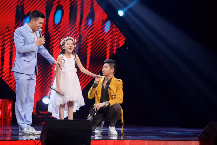 Dù cô bé 10 tuổi đến từ Đắk Nông chưa hát hết bài nhưng Noo Phước Thịnh đã lên ngồi đợi trên sân khấu. Anh thẳng thừng tuyên chiến làm “kẻ thù” với hai ghế nóng còn lại vì thí sinh. 