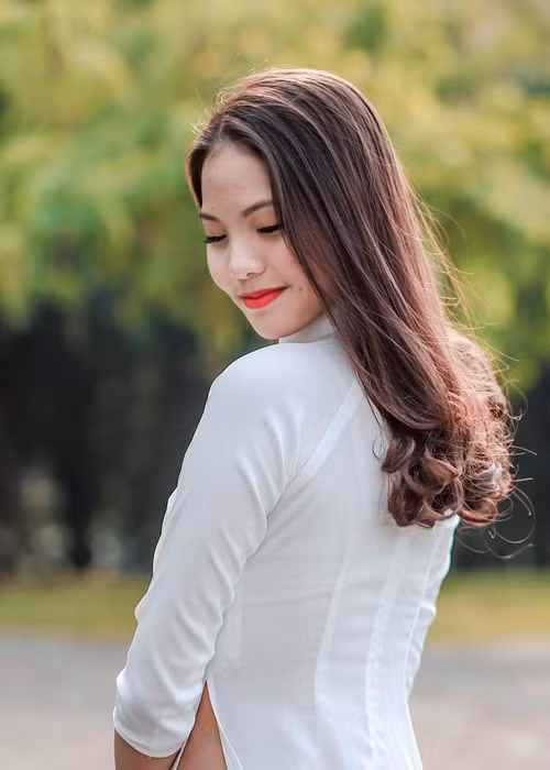 Ngoài ra, trong học tập, vợ sắp cưới của Chí Anh nhiều năm liền là học sinh khá giỏi của lớp. 