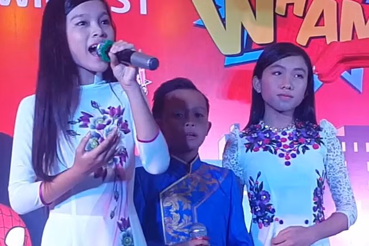 Giọng ca gốc Tiền Giang cùng hòa giọng với hai chị gái nuôi trên một sân khấu ca nhạc.