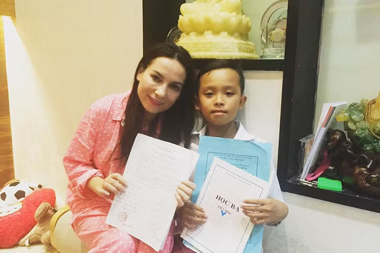 Hồ Văn Cường và mẹ nuôi ngày càng thân thiết hơn sau khi nữ ca sĩ tạo điều kiện cho gia đình cậu nhóc chuyển lên Sài Gòn sinh sống.